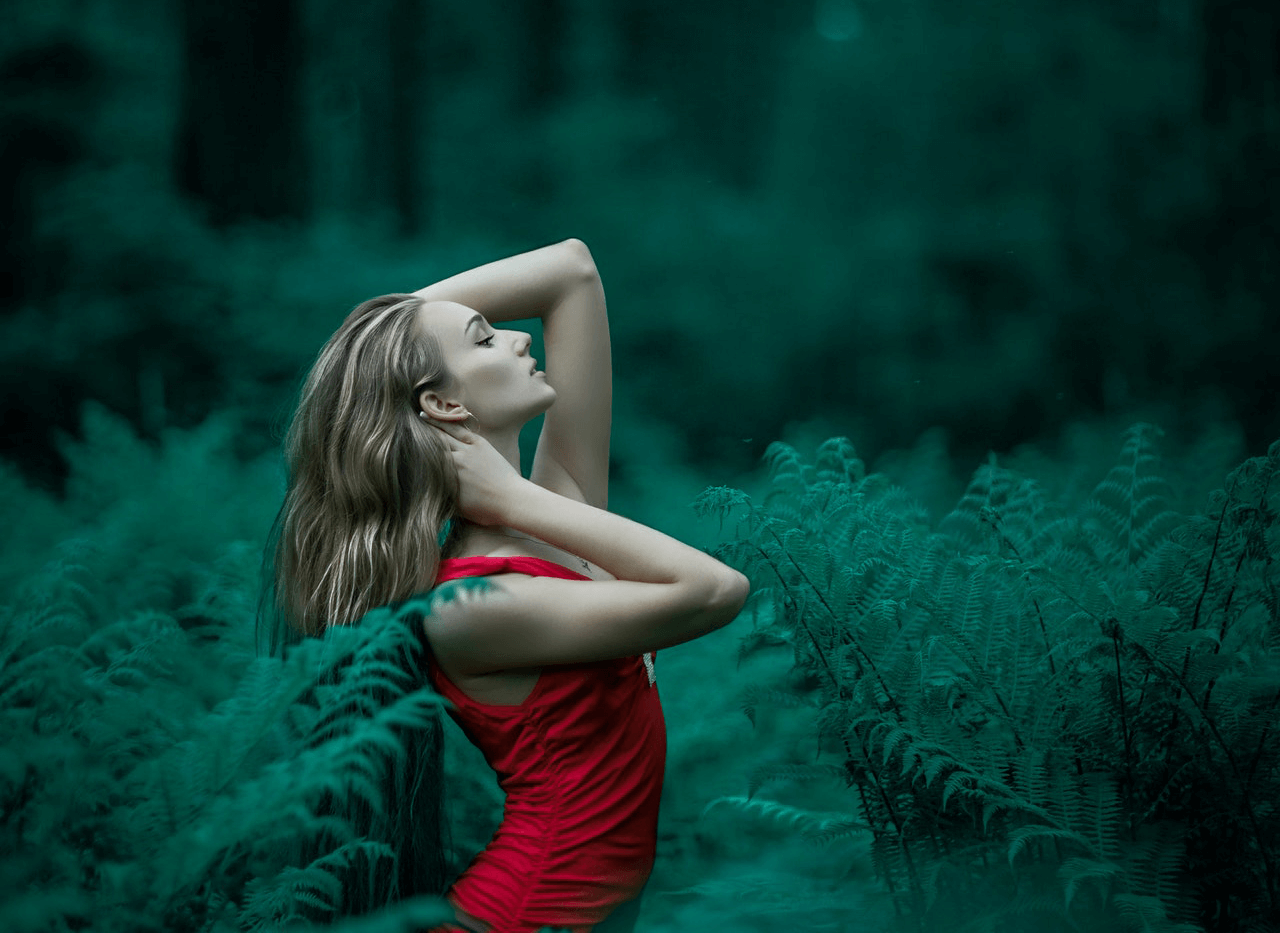  森林中的女人